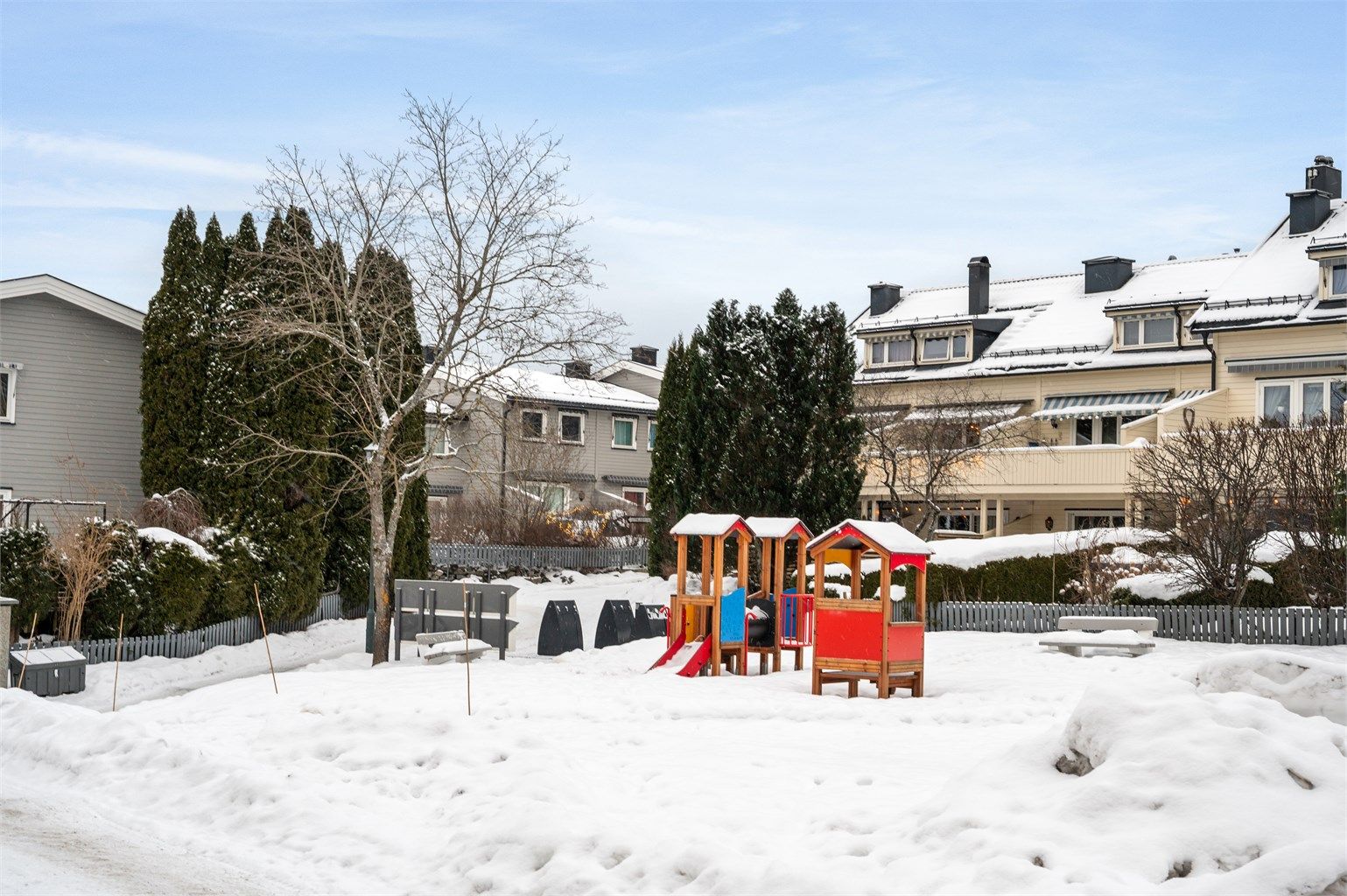 Området er attraktivt og familievennlig, med skoler og barnehager i gangavstand.