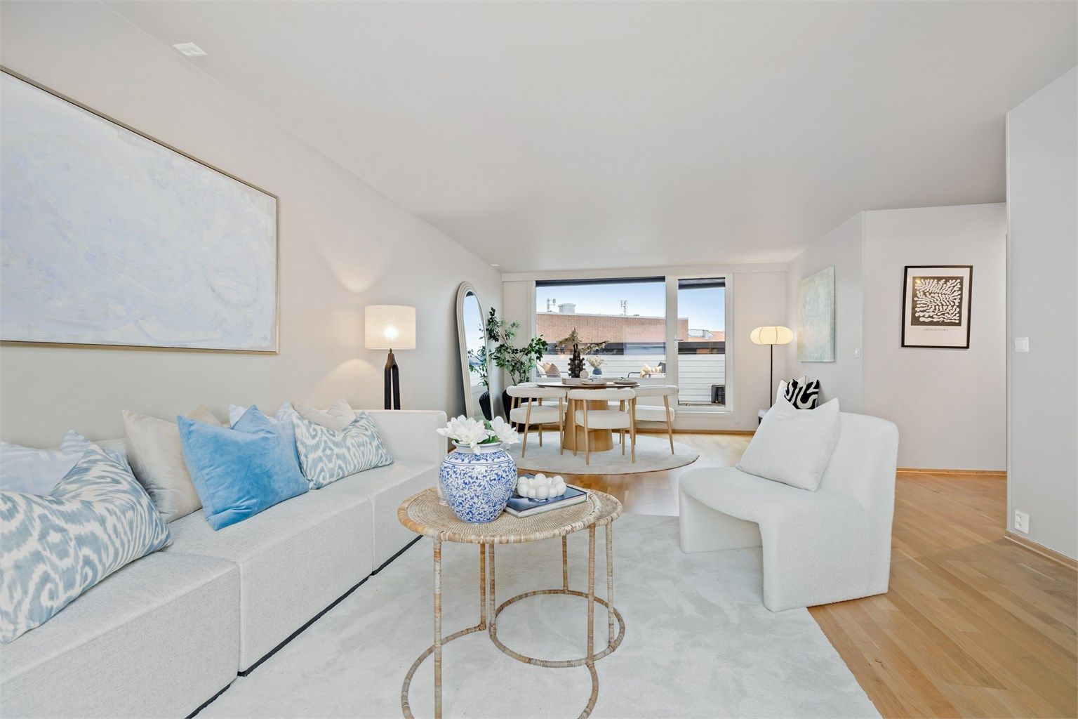 En lekker og romslig 3-roms leilighet med stor stue, god planløsning og balkong! Foto: Christian Christensen / Christensen Fotolink