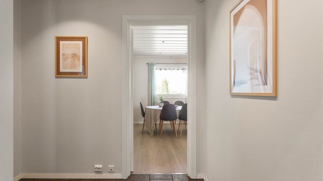 Fra gangen er det naturlig adkomst til både oppholdsrommene og den private soveromsavdelingen.