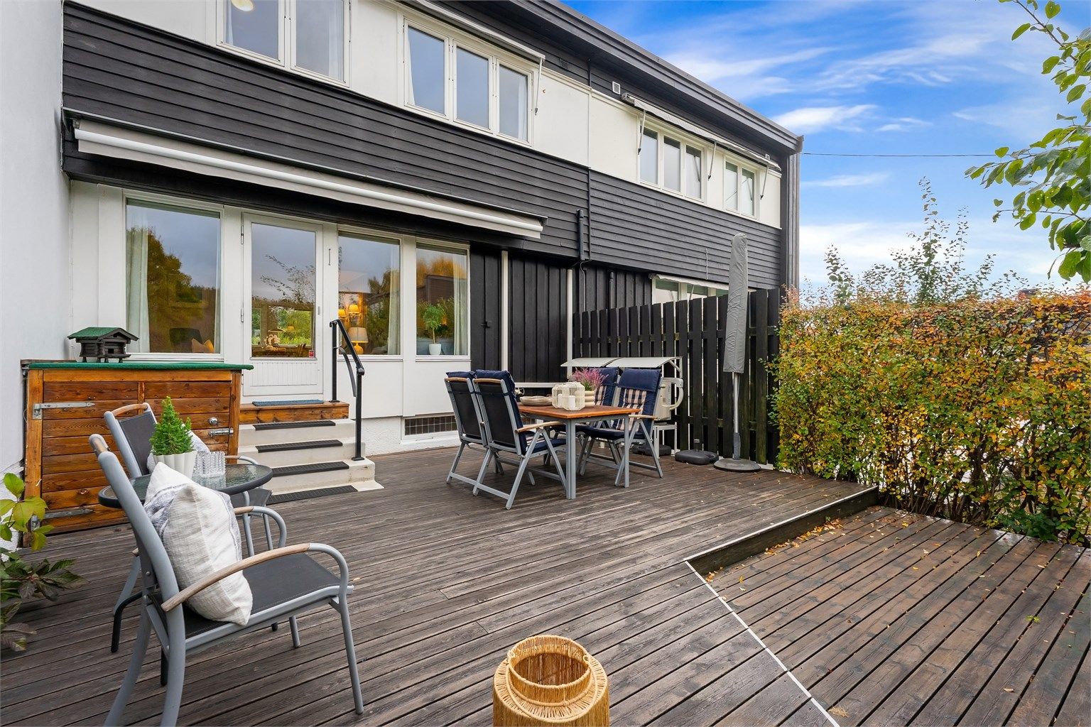 Rekkehus over tre plan med skjermet hage og sydvestvendt terrasse ut fra stuen.
Foto: Zovenfra