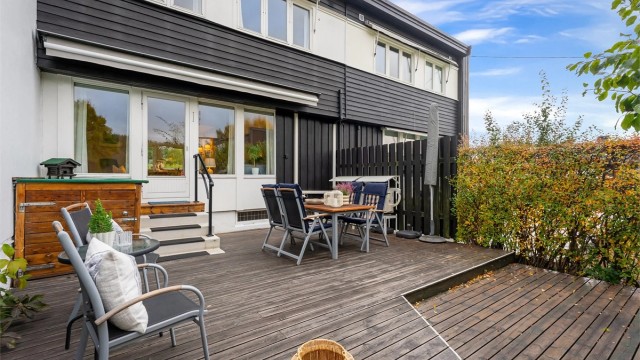 Rekkehus over tre plan med skjermet hage og sydvestvendt terrasse ut fra stuen.
Foto: Zovenfra