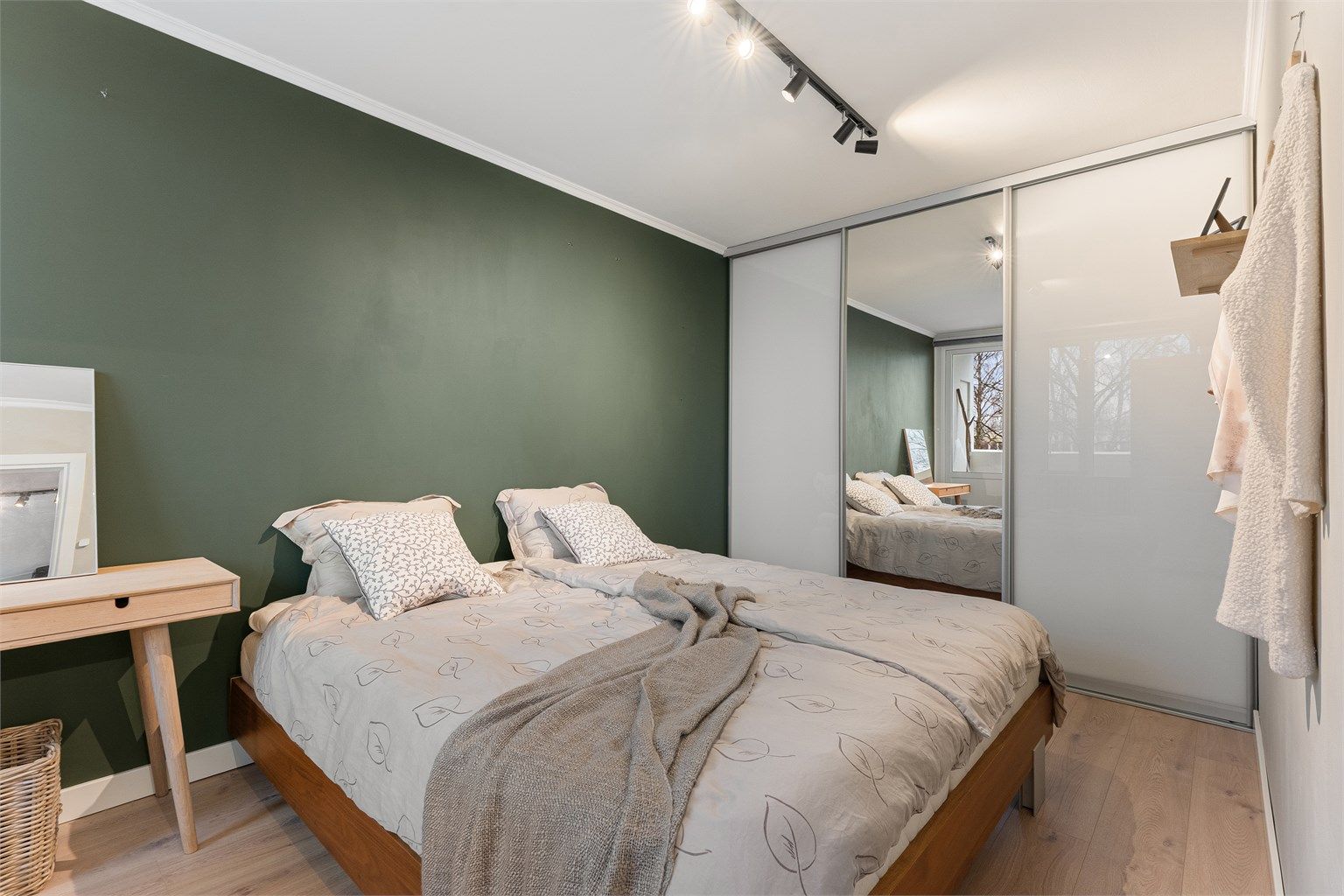 Romslig soverom med garderobeskap