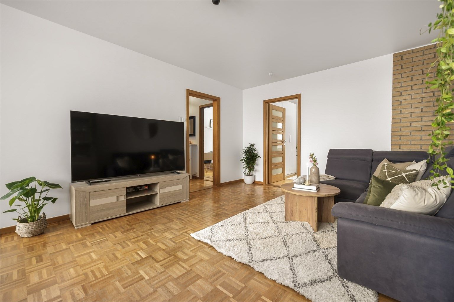 Grunnet det svært praktiske dørplasseringen er rommet enkelt å møblere.