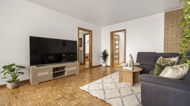 Grunnet det svært praktiske dørplasseringen er rommet enkelt å møblere.