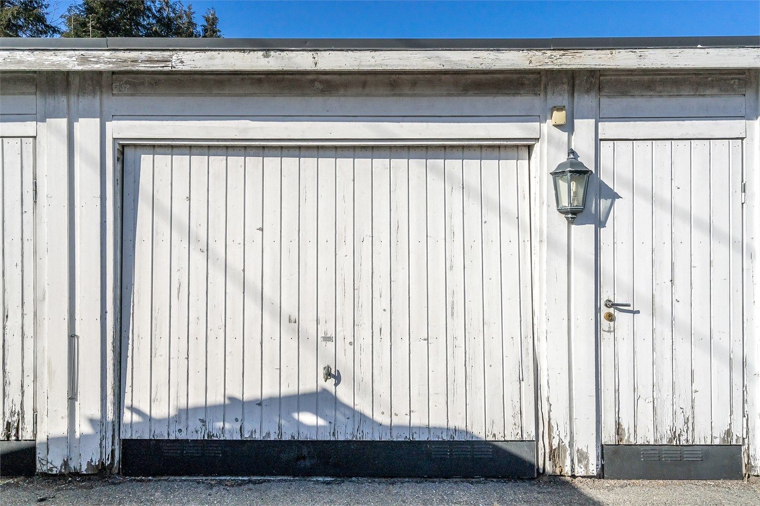 Garasje på 22 kvm med eget bruksnummer medfølger - Denne er utleid i dag for 1.500,- pr mnd