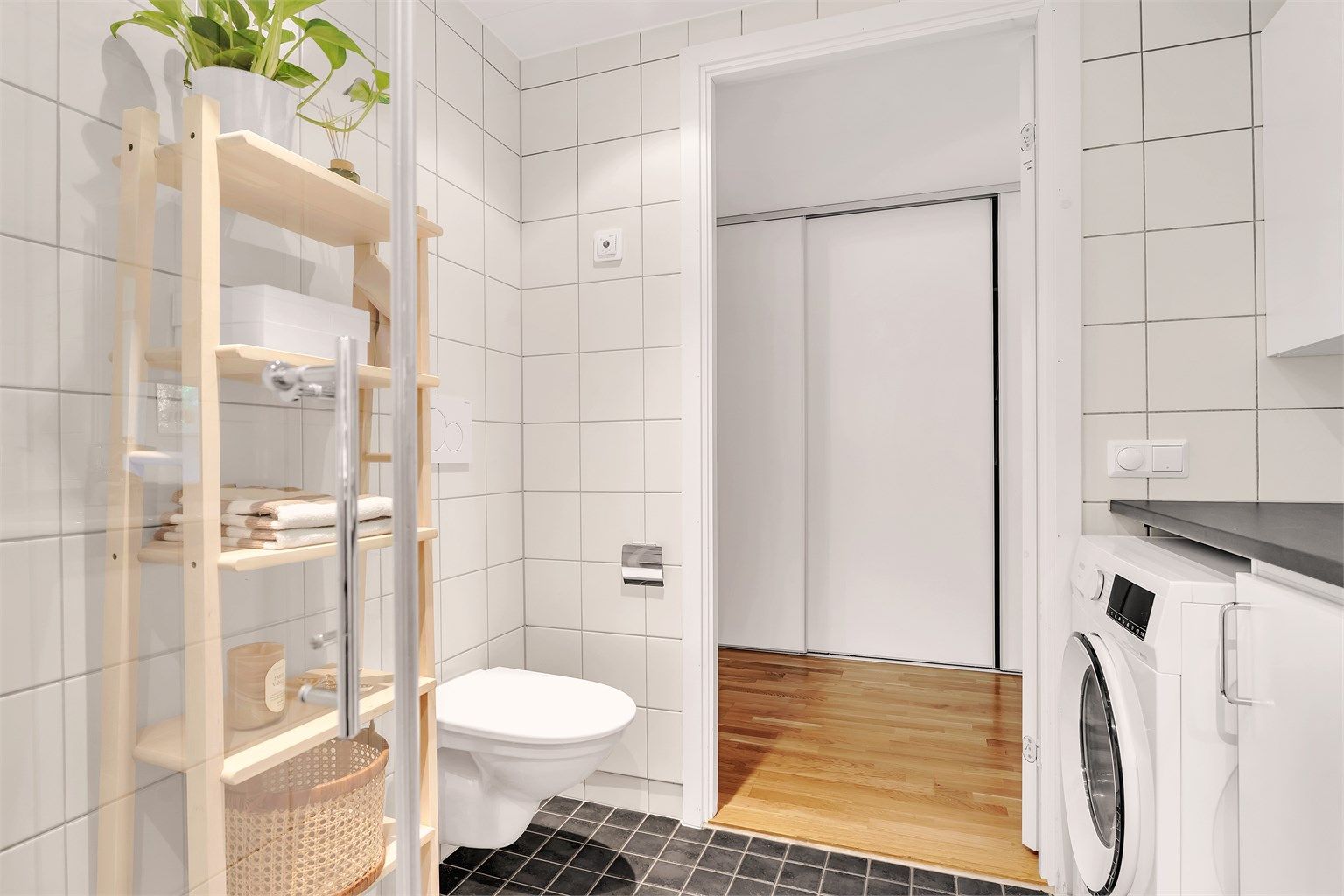 Flislagt gulv med gulvvarme og flislagte vegger, samt vegghengt toalett. På bade er det også praktisk opplegg for vaskemaskin.