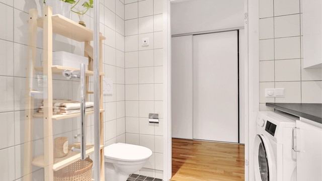 Flislagt gulv med gulvvarme og flislagte vegger, samt vegghengt toalett. På bade er det også praktisk opplegg for vaskemaskin.