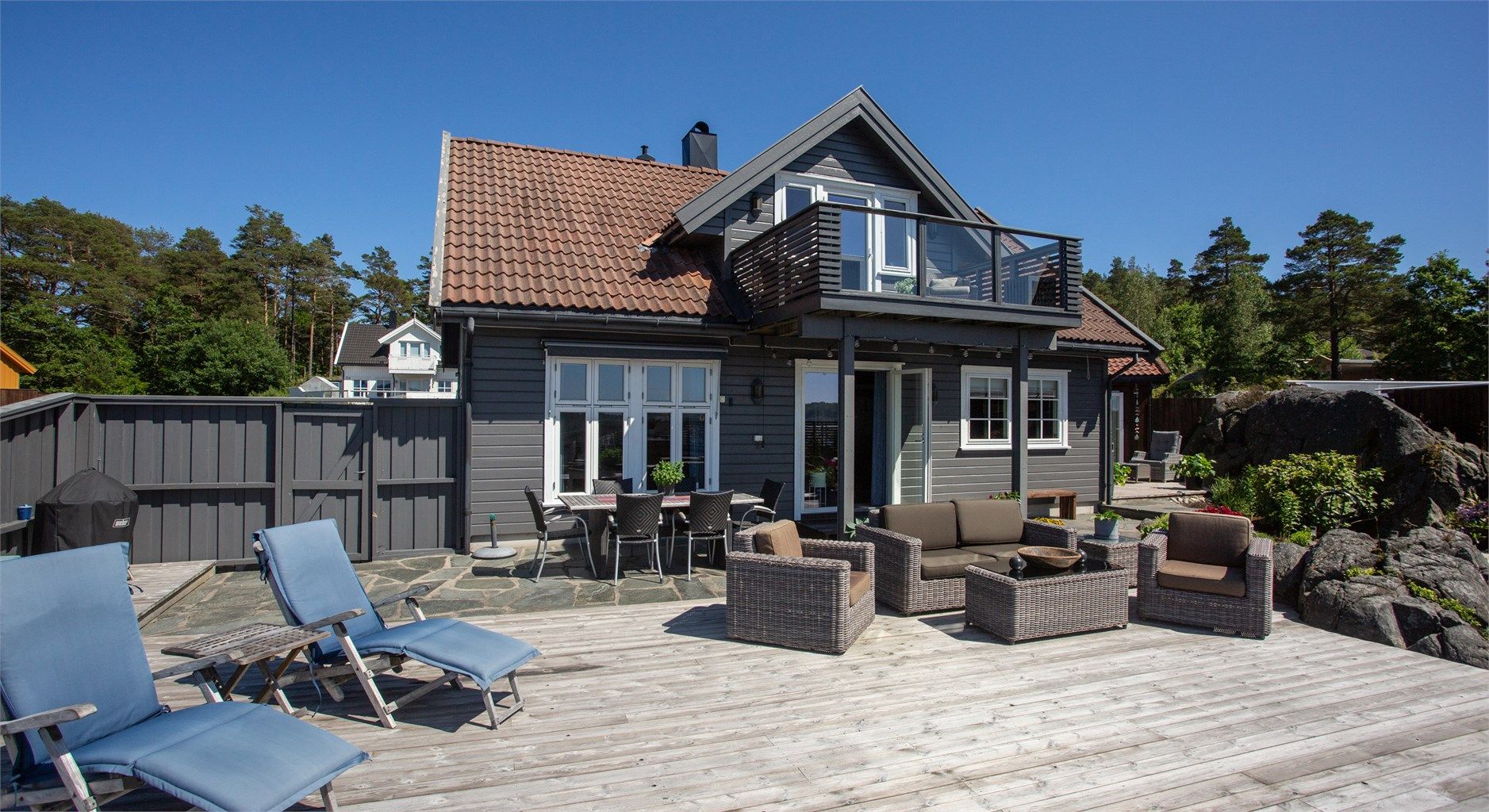 Solfylt uteplass fra ca. klokka 07-23 