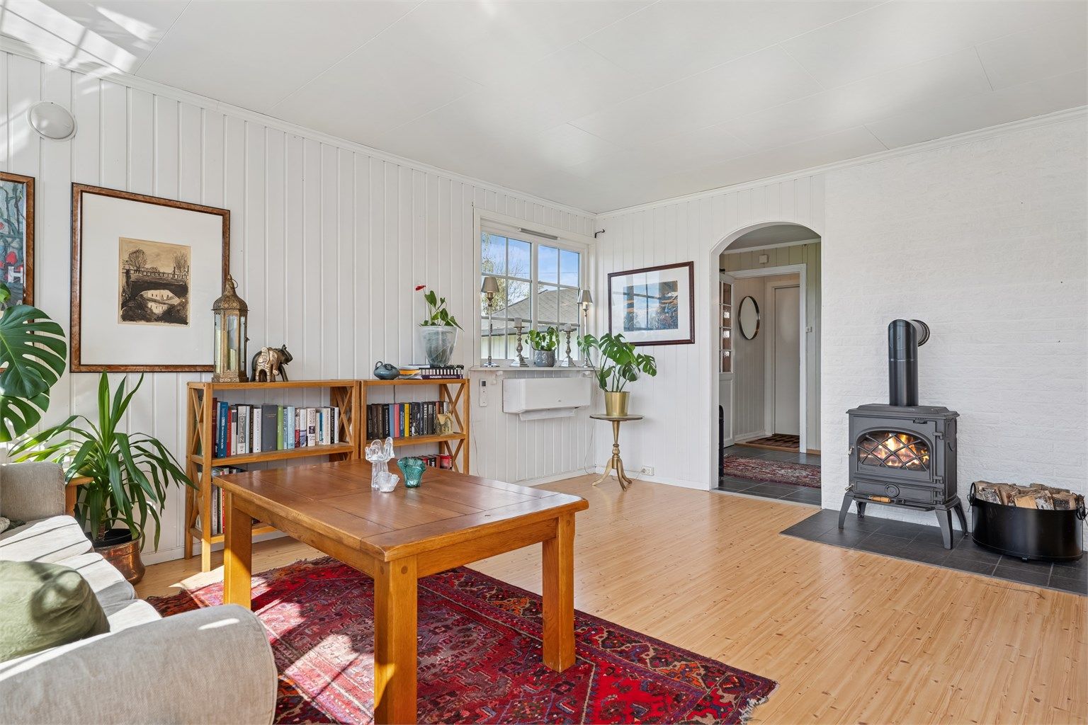 I stuen er det også en koselig peisovn.