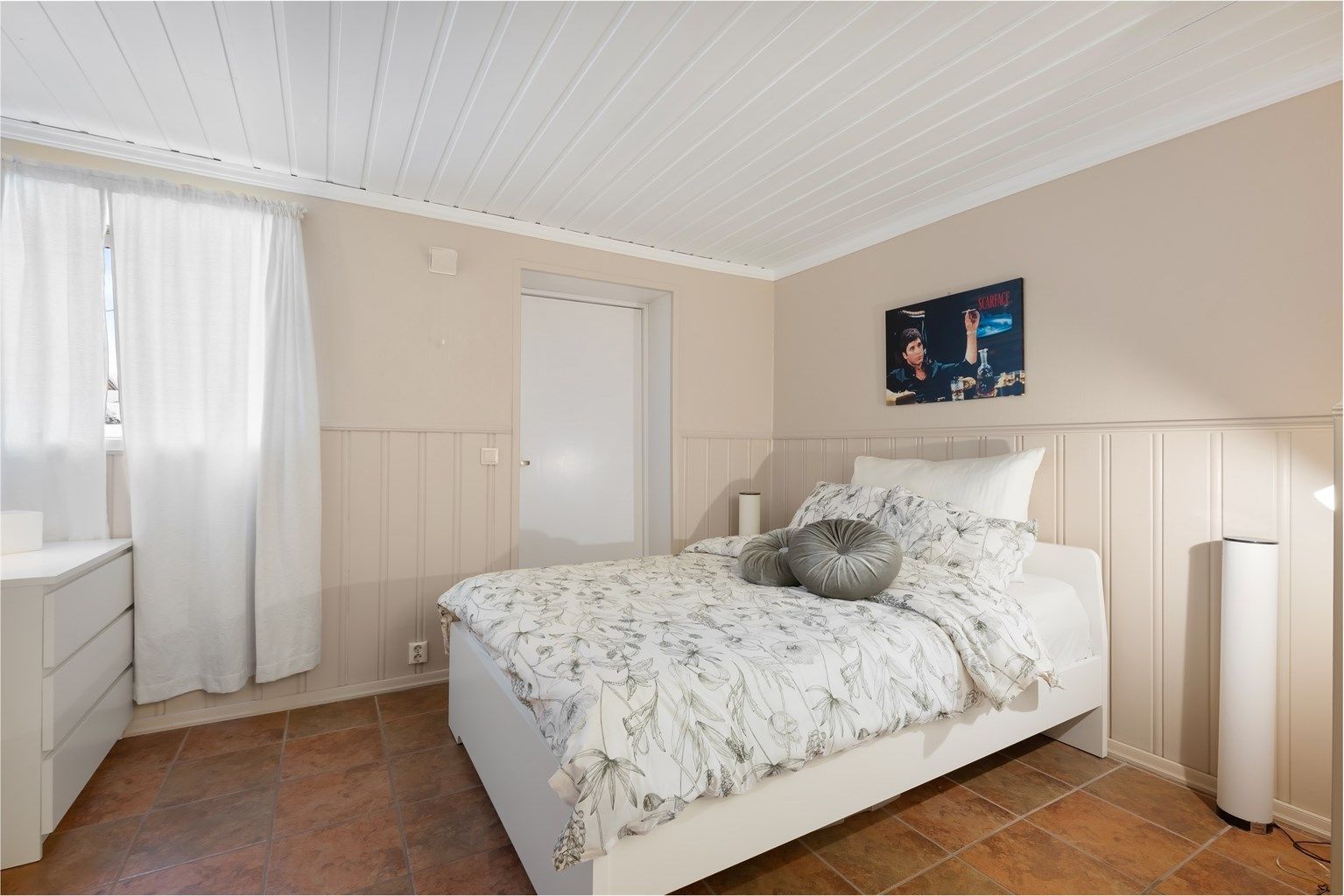 Soverommet i underetasjen er romslig og har fliser på gulvet.