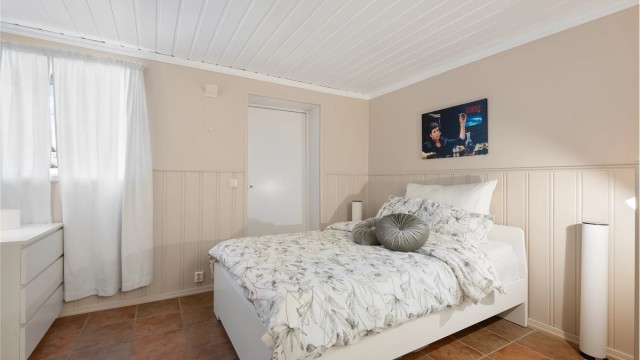 Soverommet i underetasjen er romslig og har fliser på gulvet.