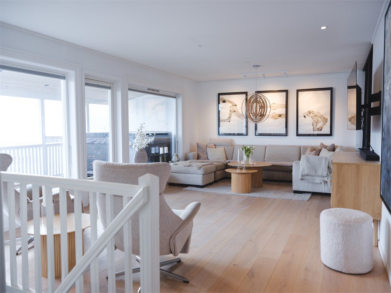 Fra stuen har du en åpen utsikt mot fjorden og direkte tilgang til den store terrassen