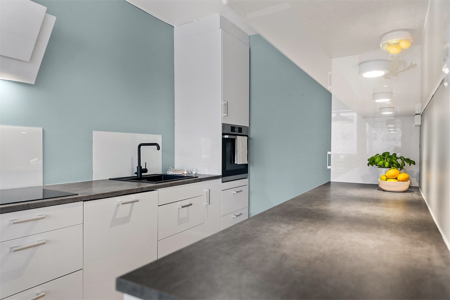 Kjøkkenet er utstyrt med benkeskapsbelysning og stikkontakter over kjøkkenbenk. Integrert stekeovn, platetopp, oppvaskmaskin og kjøleskap.