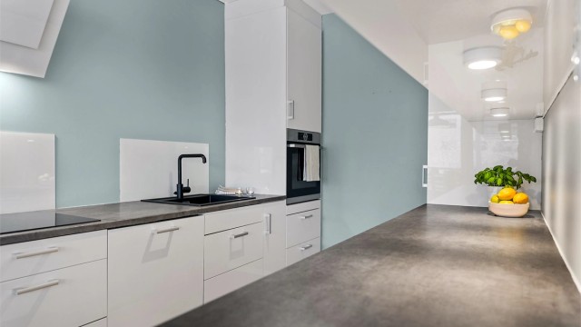 Kjøkkenet er utstyrt med benkeskapsbelysning og stikkontakter over kjøkkenbenk. Integrert stekeovn, platetopp, oppvaskmaskin og kjøleskap.