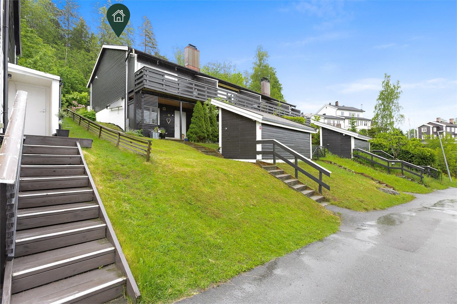 Eiendommen ligger i et barnevennlig og grønt område, med kort gangavstand til både barnehager, skoler og offentlig transport.