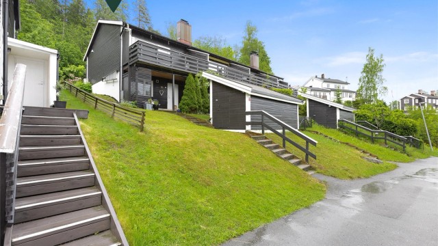 Eiendommen ligger i et barnevennlig og grønt område, med kort gangavstand til både barnehager, skoler og offentlig transport.