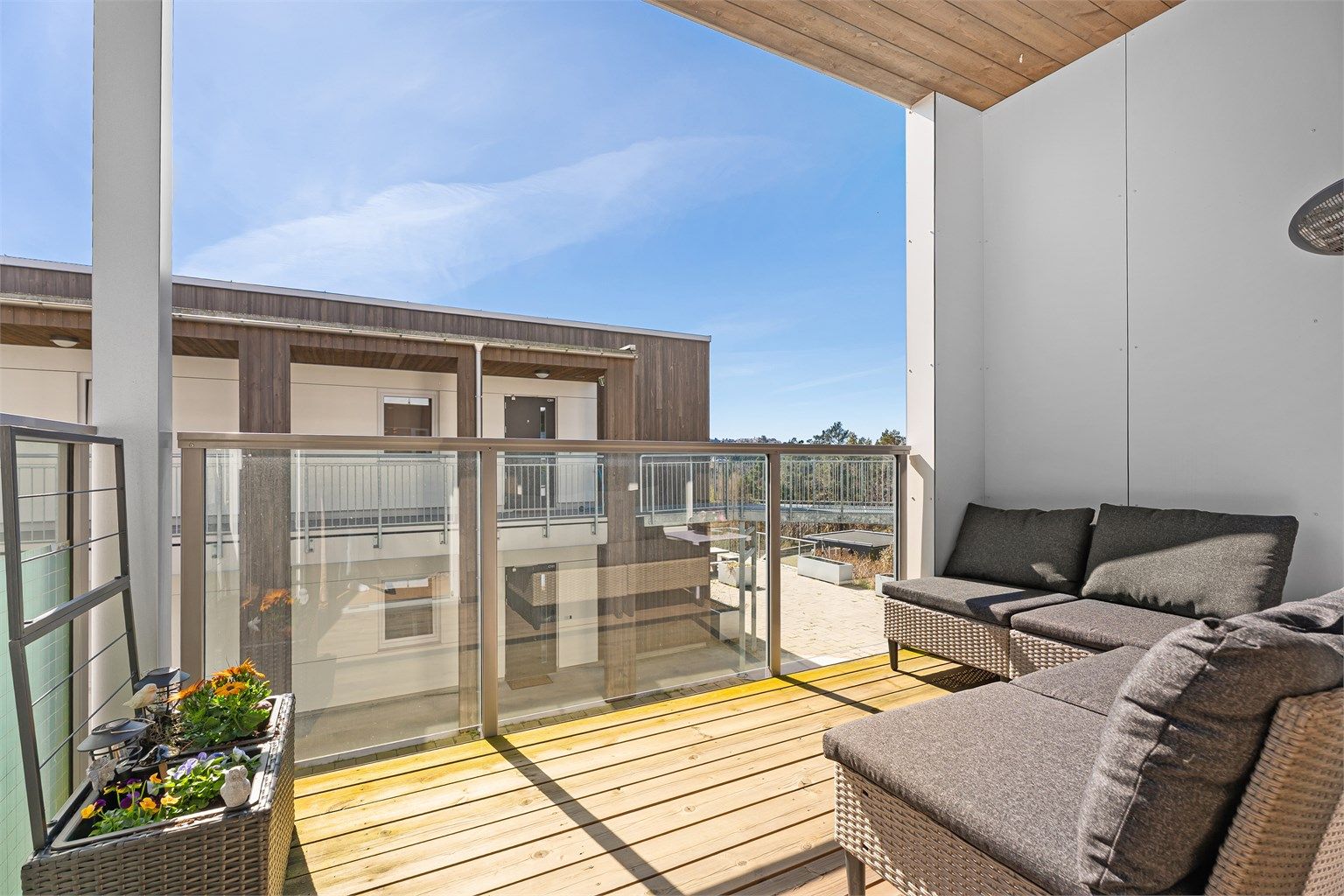 Overbygd og solrik balkong på 7 kvm. I følge selger er det sol på balkongen fra ca. 07-17:00. 