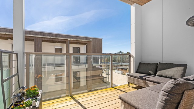 Overbygd og solrik balkong på 7 kvm. I følge selger er det sol på balkongen fra ca. 07-17:00.