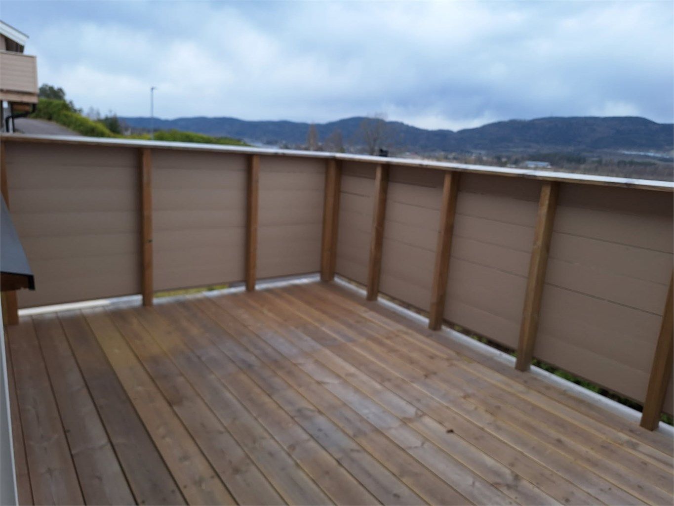 God plass for hagemøbler på solrik veranda med fin utsikt