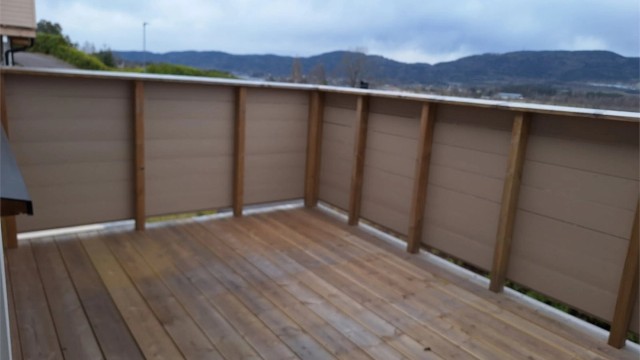 God plass for hagemøbler på solrik veranda med fin utsikt