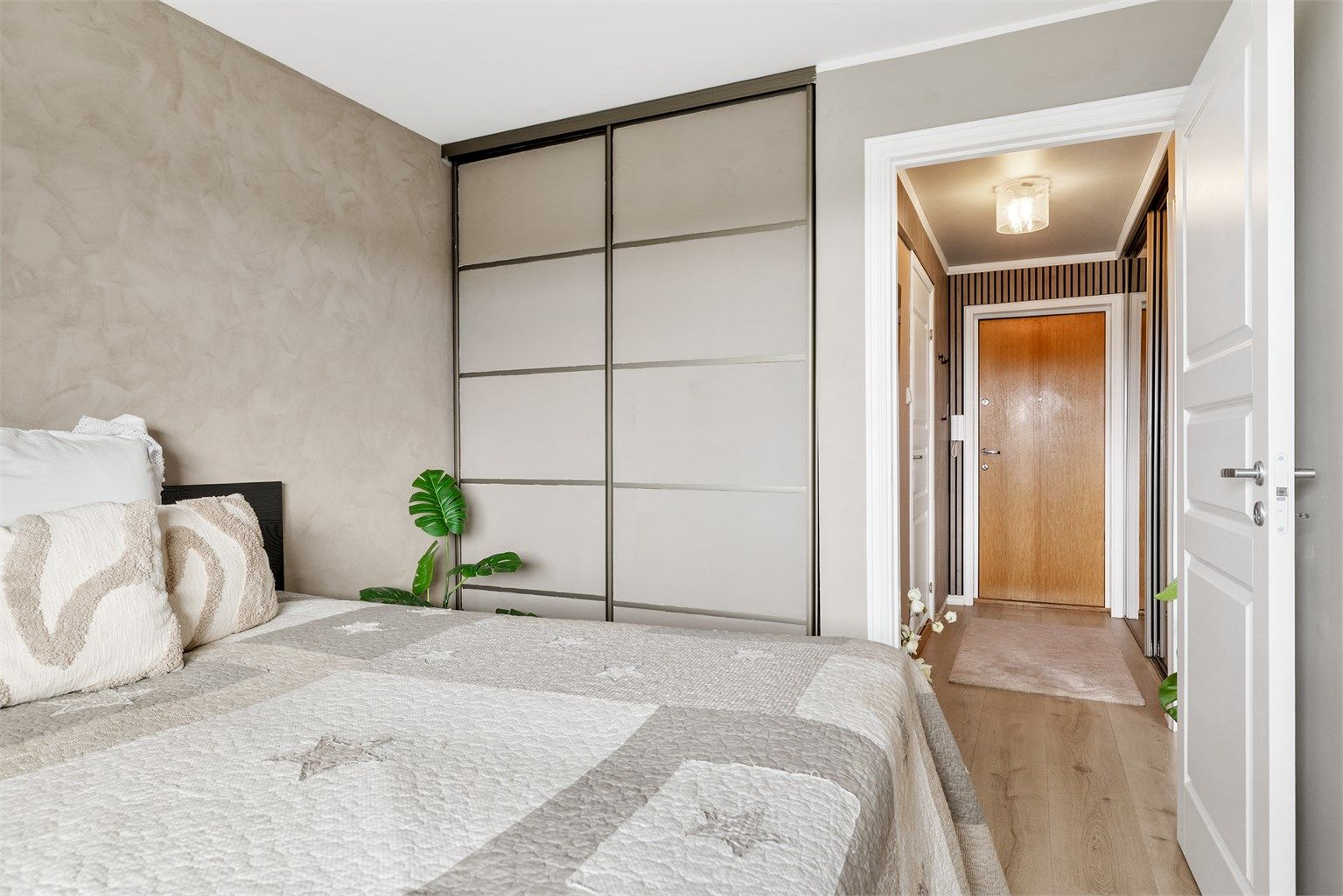Skyvedørsgarderobe gir lagringsplass