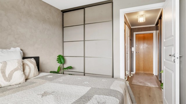 Skyvedørsgarderobe gir lagringsplass