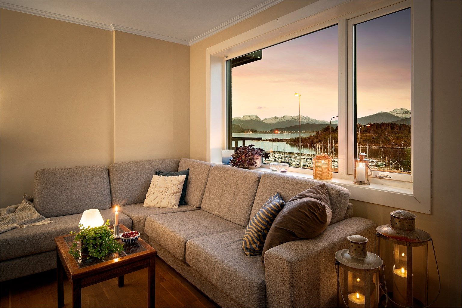 Rommet har gode vindusflater mot syd, som slipper inn godt med naturlig lys i tillegg til å gi et nydelig utsyn!