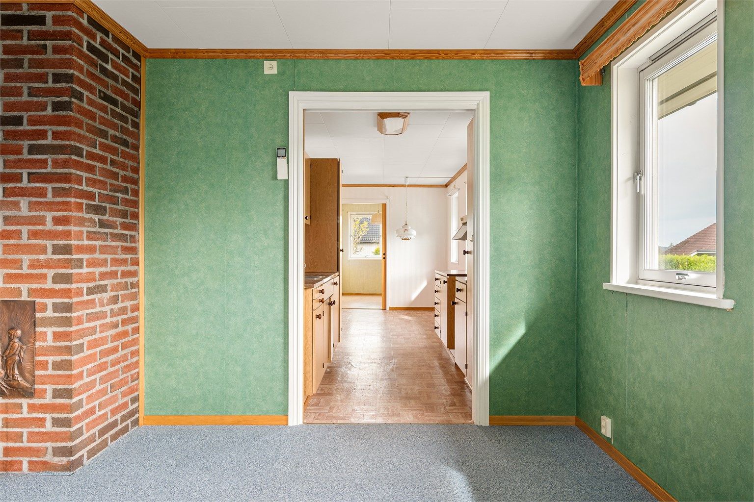 Kjøkkenet har en stor spiseplass som supplerer stuen og i praksis fyller rollen som spisestue.