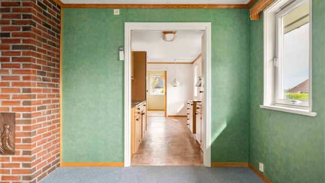 Kjøkkenet har en stor spiseplass som supplerer stuen og i praksis fyller rollen som spisestue.