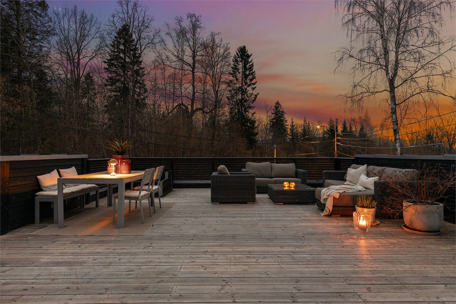 Takterrassen med utgang fra stuen i 2.etasje. Her er det rikelig med plass til sittegrupper og grill. Flott utsyn og gode solforhold!