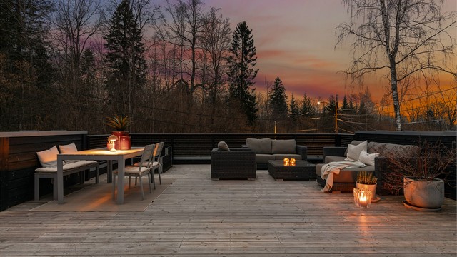 Takterrassen med utgang fra stuen i 2.etasje. Her er det rikelig med plass til sittegrupper og grill. Flott utsyn og gode solforhold!