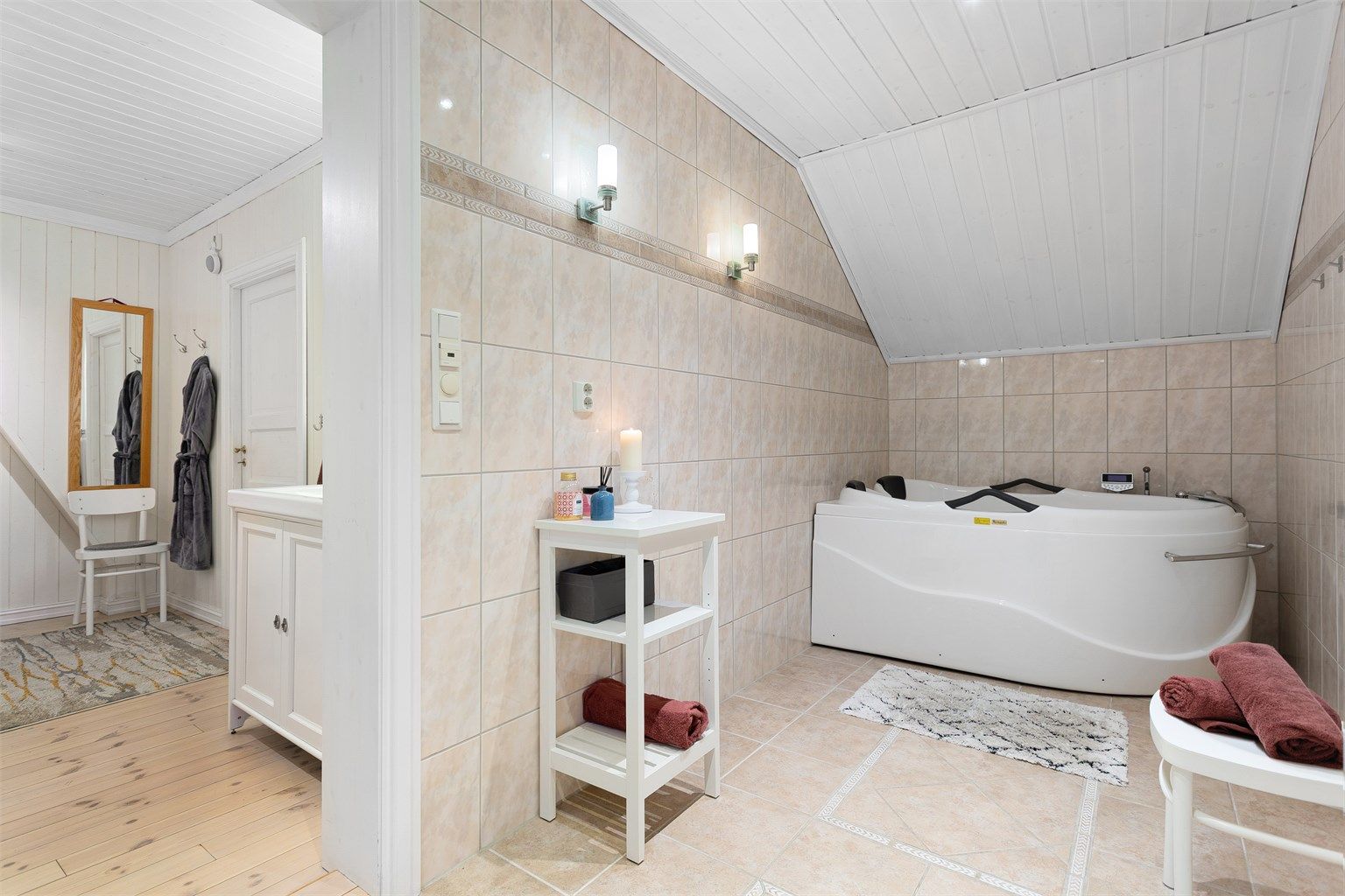 Meget romslig bad med plass for både badekar og dusj