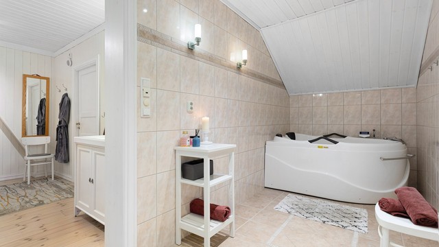 Meget romslig bad med plass for både badekar og dusj