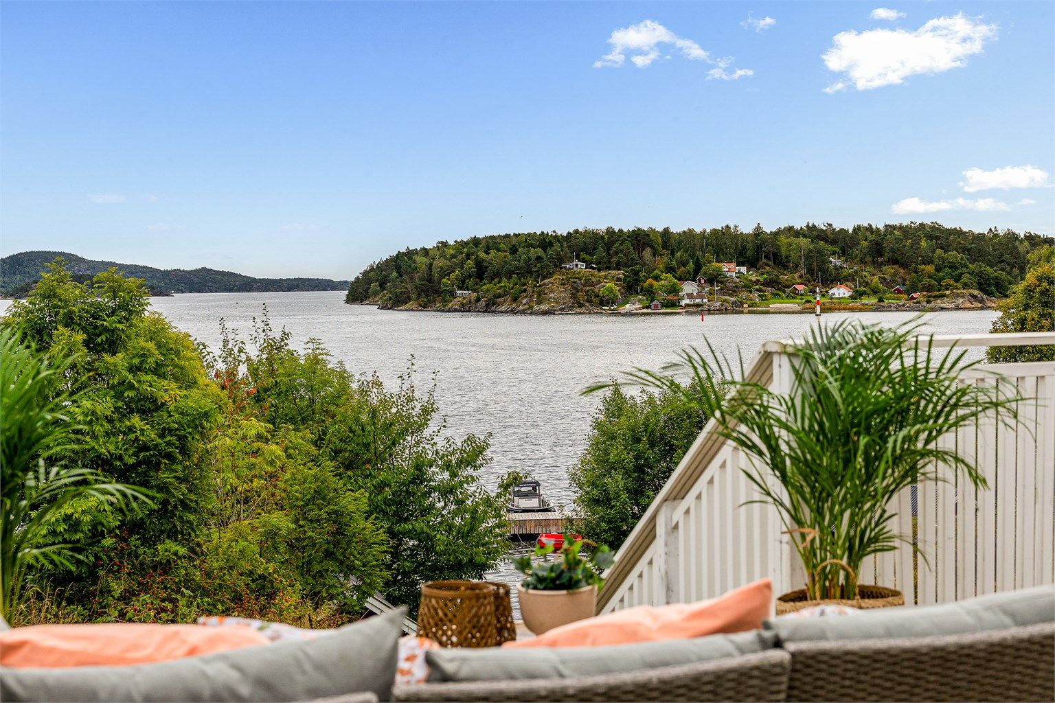 PÅ HYTTA HANDLER livet i stor grad om å være ute, og for å slappe av i loungegruppen på terrassen trengs ikke noe særlig annet enn kanskje en bok.