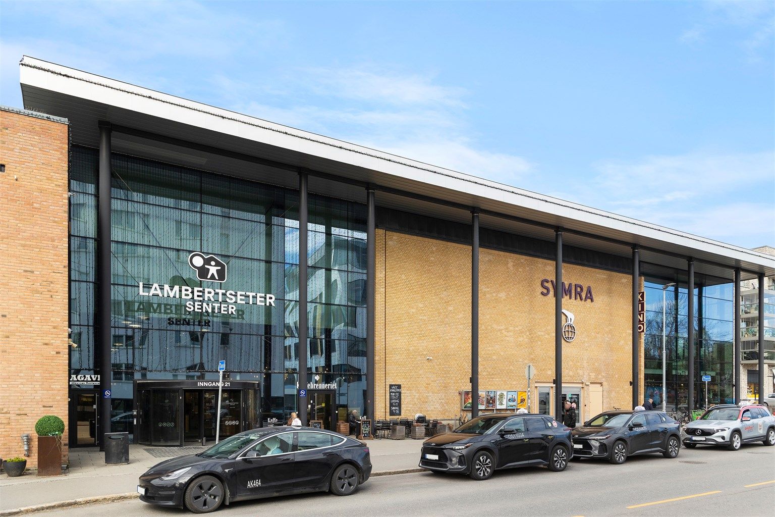 Lambertseter Senter er en kort spasertur unna, med et bredt utvalg butikker, kino og tjenester.
