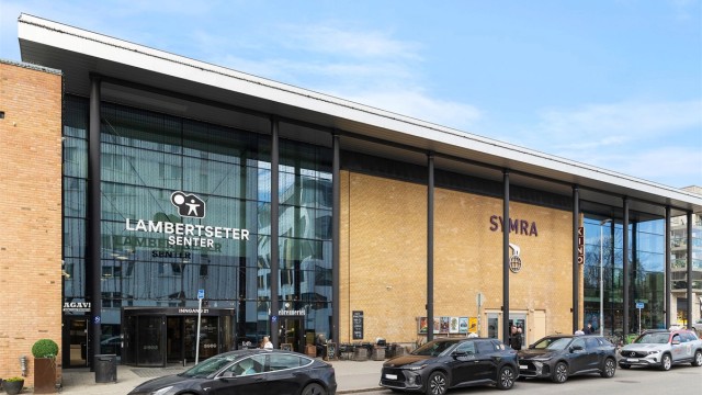 Lambertseter Senter er en kort spasertur unna, med et bredt utvalg butikker, kino og tjenester.