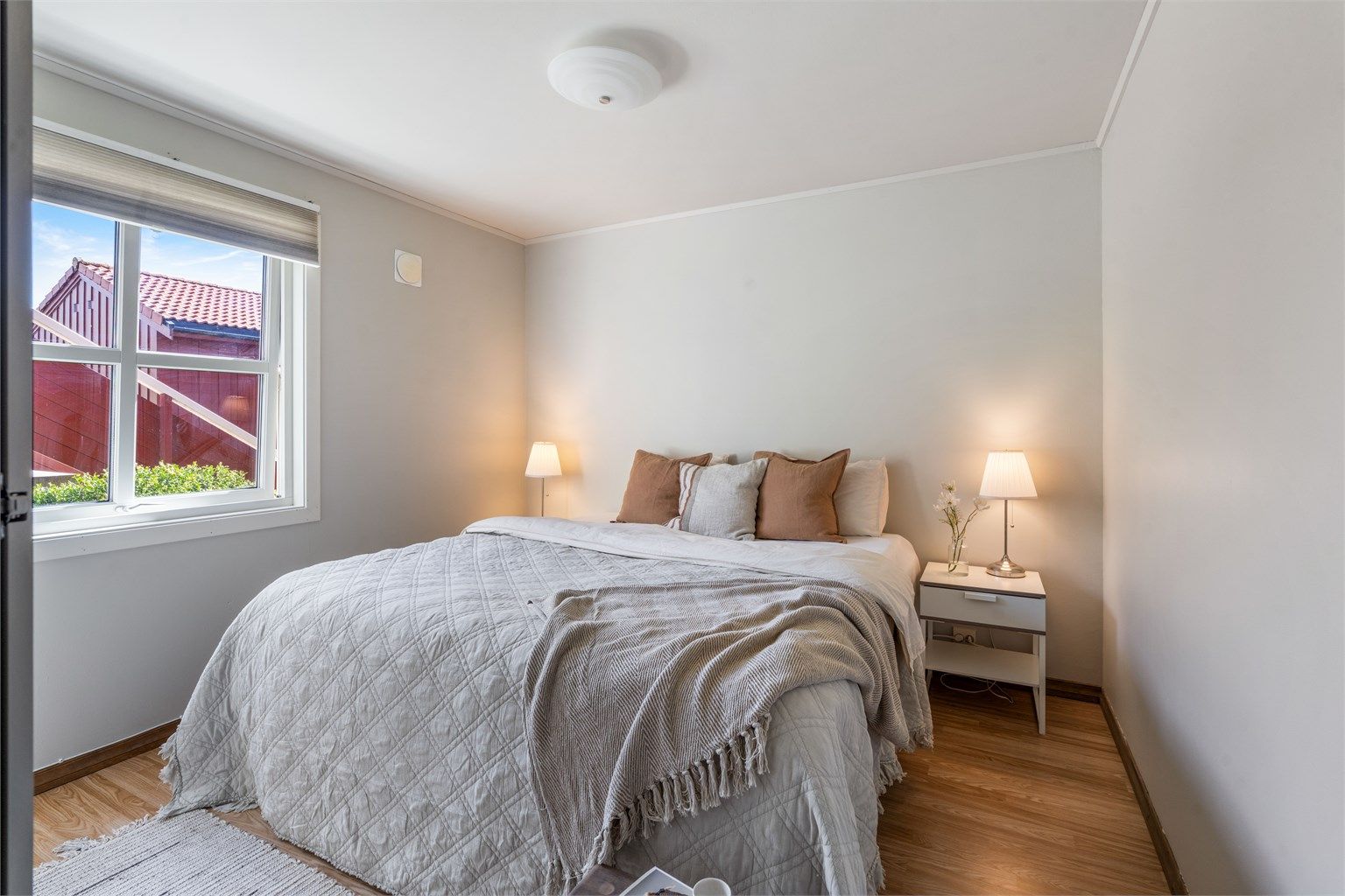 Soverommet har laminat på gulvet og plass til dobbeltseng og nattbord.