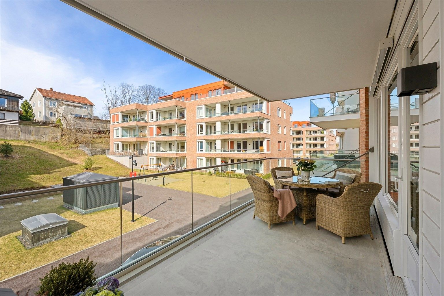 Balkongen er på 16 kvm, og er vendt mot bakgården