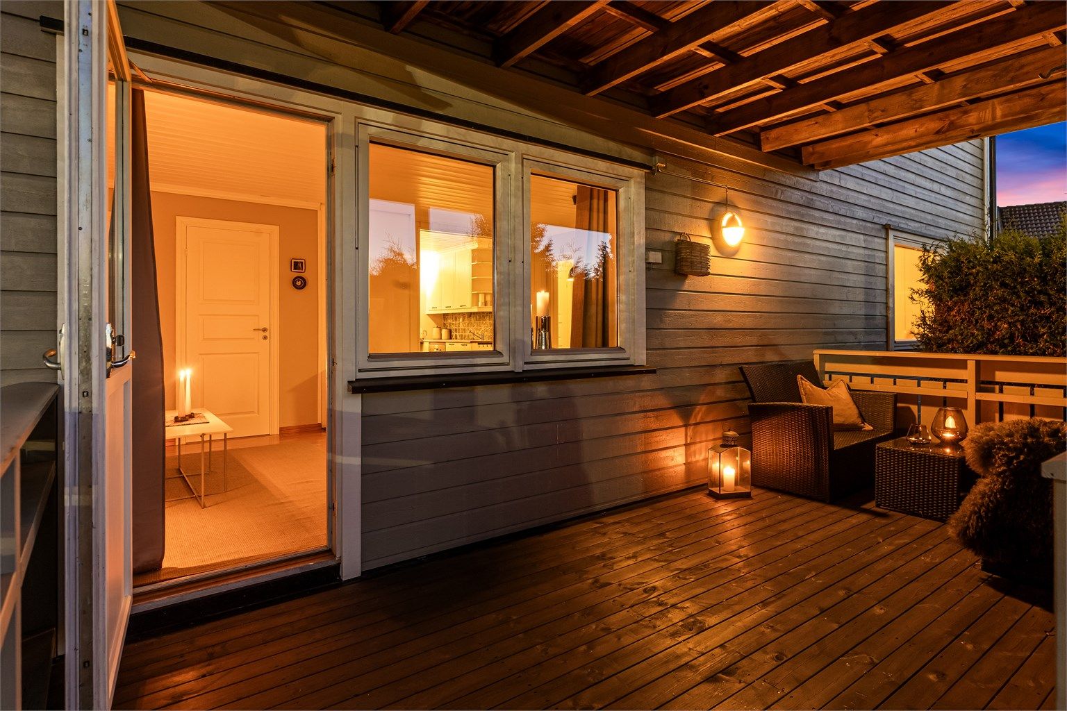 Lun og skjermet terrasse med direkte adkomst fra stue.