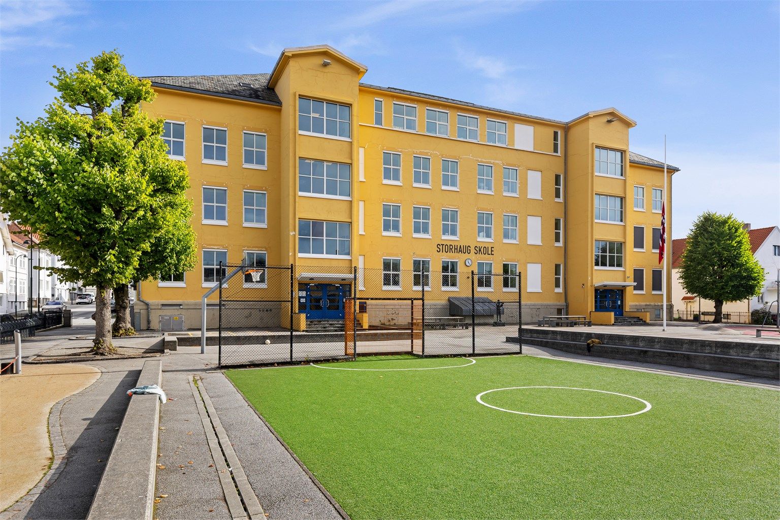 Storhaug skole er ca. 140 m fra leiligheten