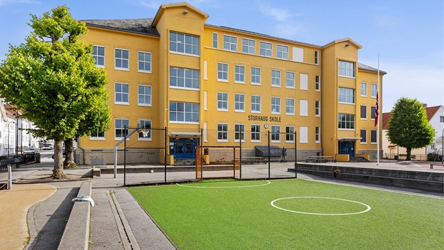 Storhaug skole er ca. 140 m fra leiligheten