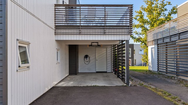Tilhørende carport med montert elbillader fra 2025 og ekstern bod.
