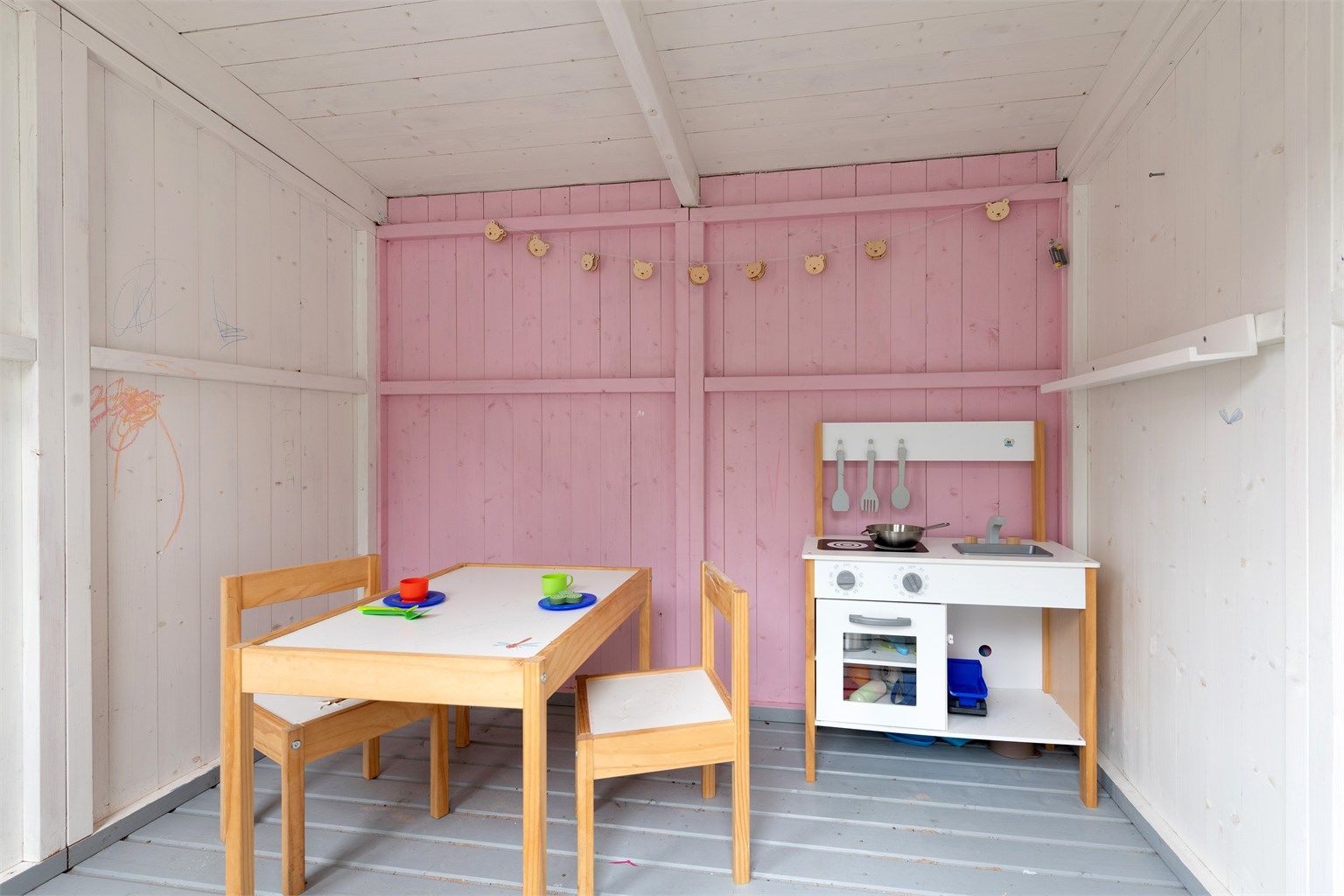 På den sørvendte terrassen er det også etablert en praktisk lekestue.