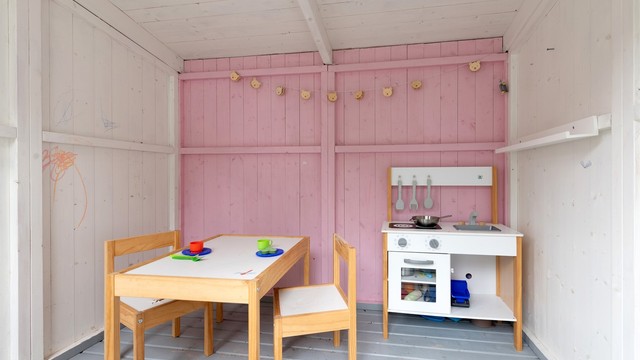 På den sørvendte terrassen er det også etablert en praktisk lekestue.