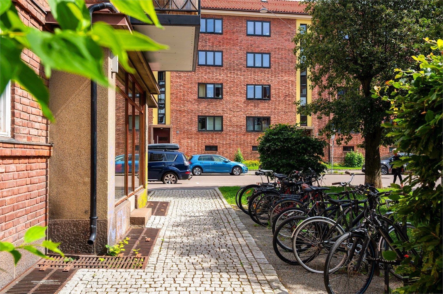 Borettslaget har sykkelparkering både ute og i egne sykkelboder.