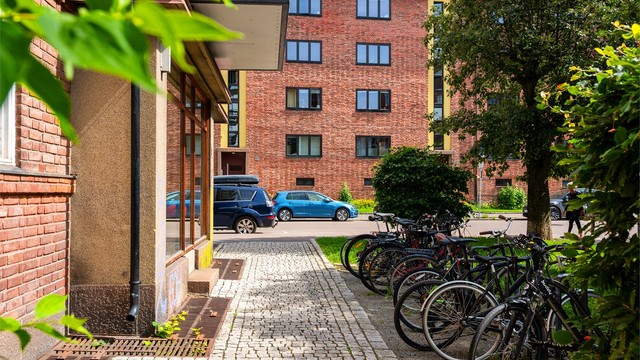 Borettslaget har sykkelparkering både ute og i egne sykkelboder.
