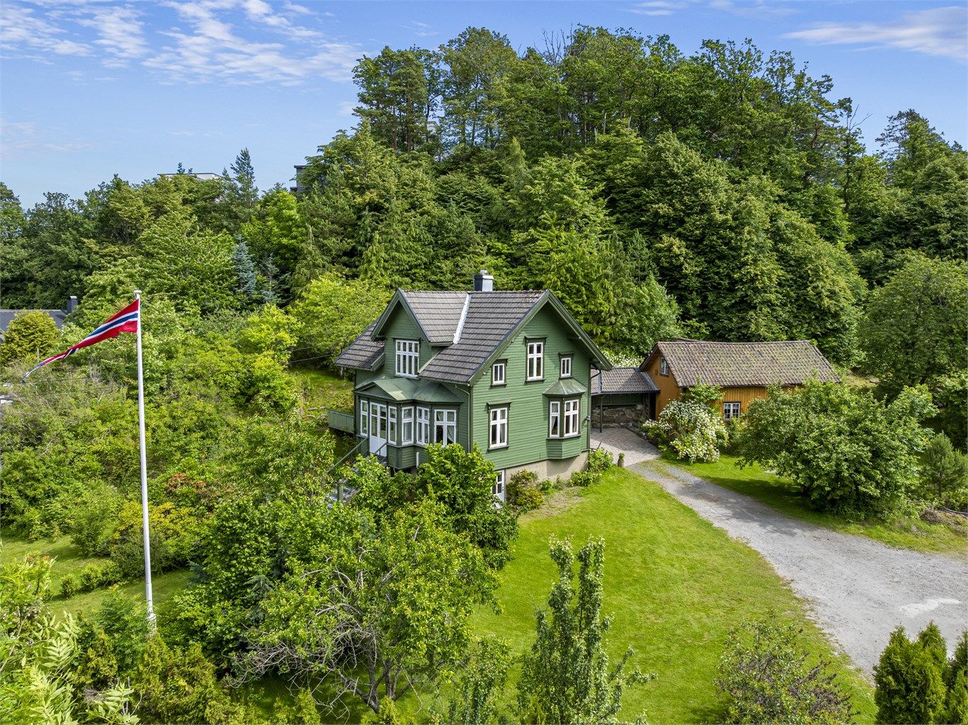 Tomten er opparbeidet med gruset innkjørsel og biloppstillingsplass.