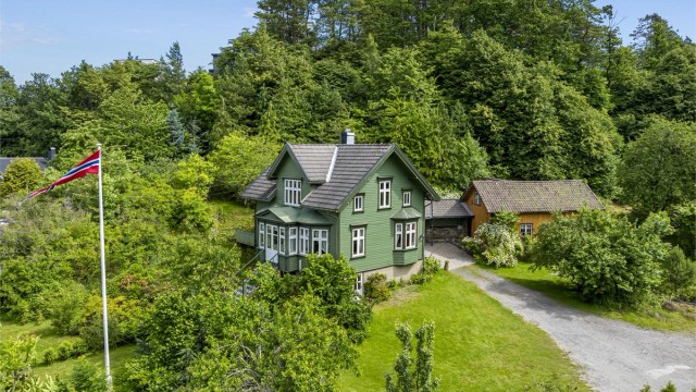 Tomten er opparbeidet med gruset innkjørsel og biloppstillingsplass.