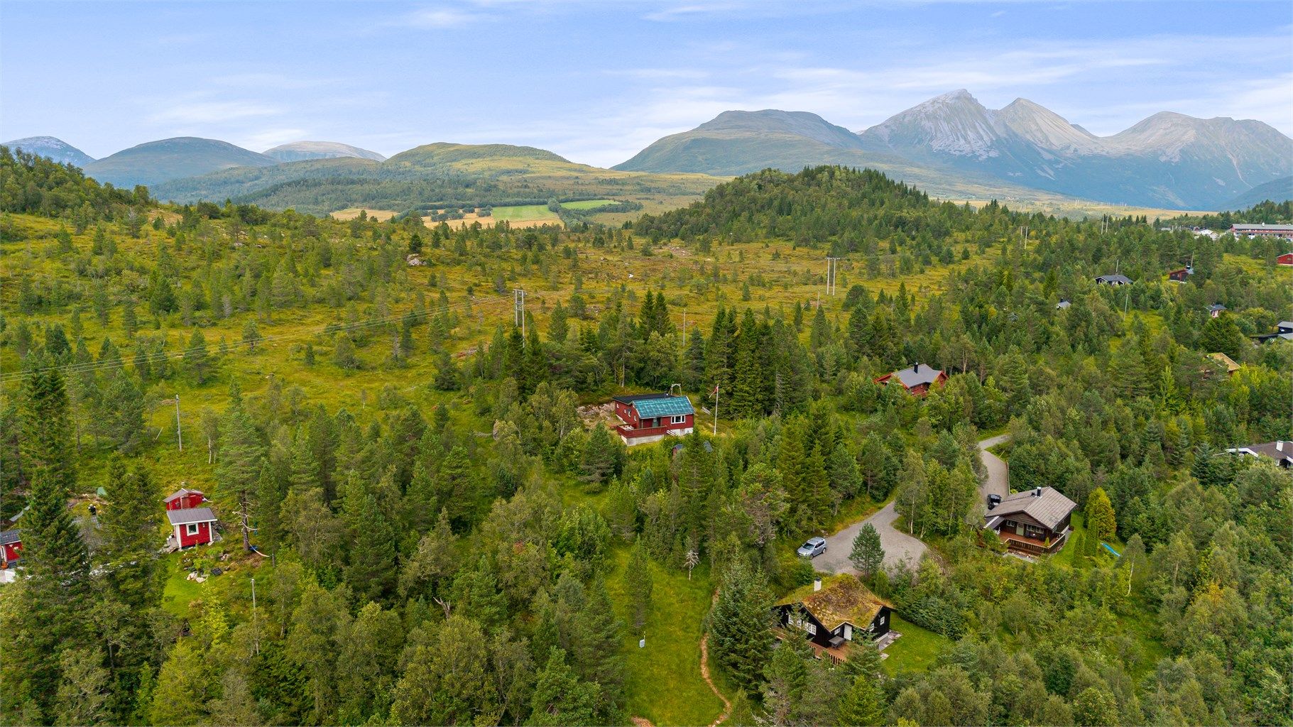 Beliggenheten er praktisk med kun ca. 8 km til Sjøholt sentrum og ca. 12 km til Vestnes