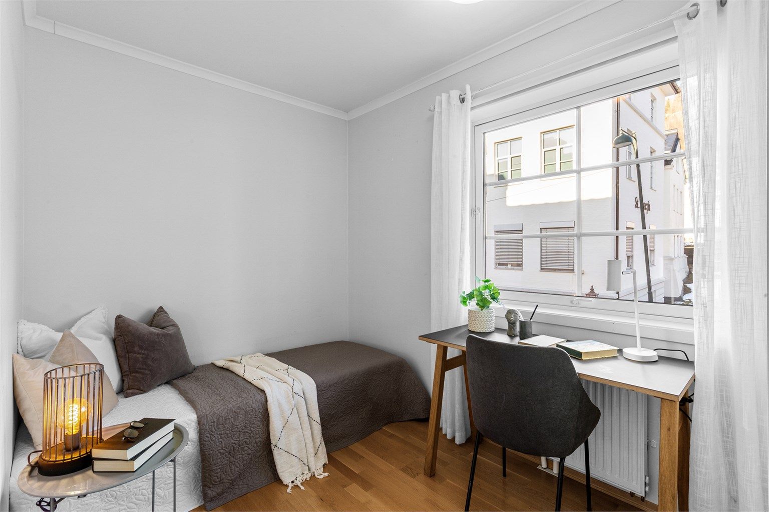 Soverom 2 med oppvarming via radiatorer tilkoblet fjernvarme